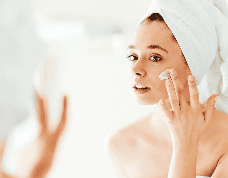 Donna italiana che applica Ellesse Cream per una pelle radiosa